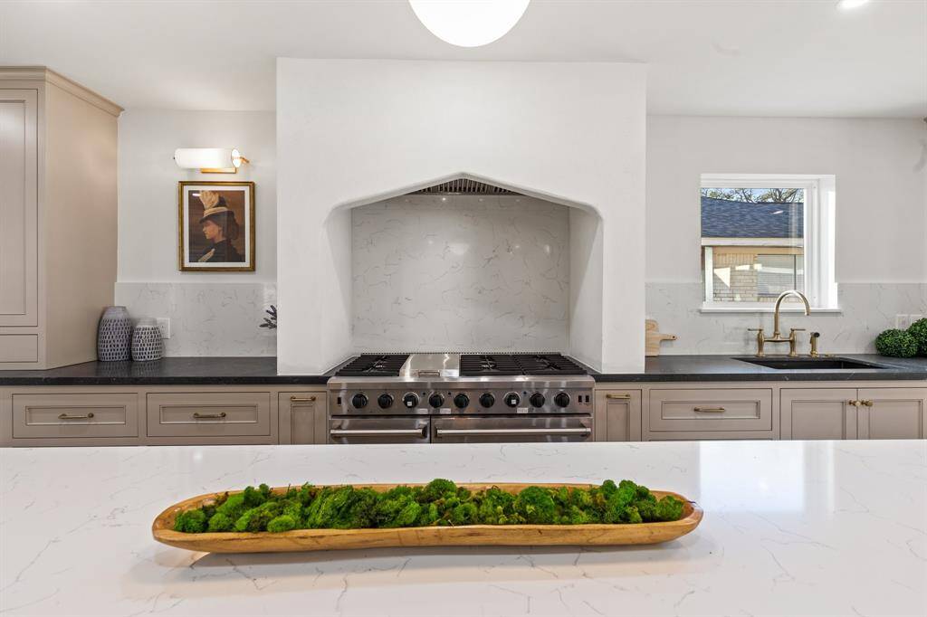 The kitchen’s luxury continues with a custom Venetian plastered vent hood.