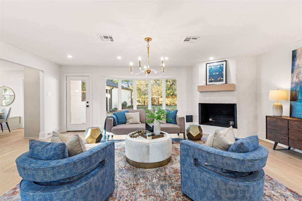The living area is enhanced by a Venetian plaster fireplace, creating a cozy, chic ambiance.