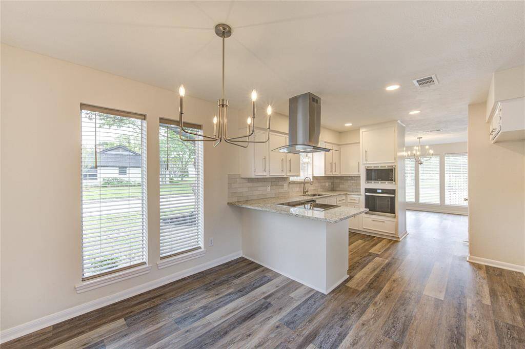 Breakfast and kitchen area