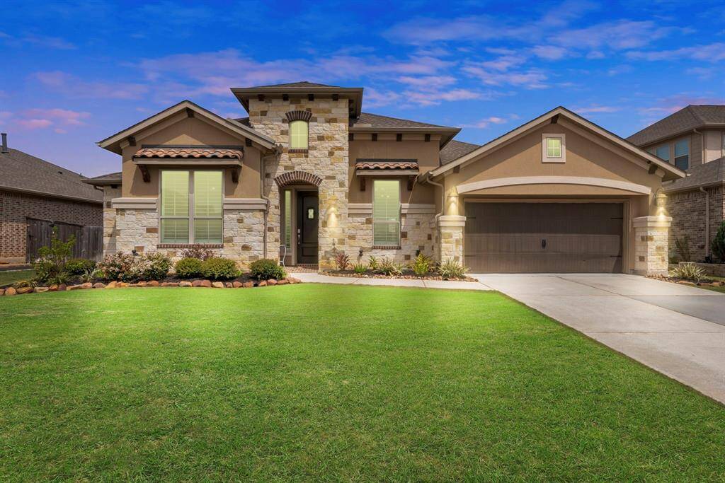 Welcome home to 8906 Stonebriar Creek Crossing! Located in desirable Lakes at Creekside, zoned to Tomball ISD, this beautiful home has great curb appeal with beautiful, lush landscaping and well-manicured front lawn.