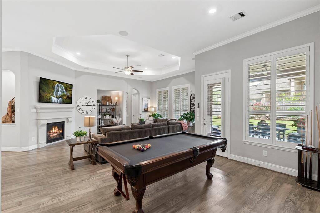 Versatile breakfast and entertainment area! Discover the perfect multi-functional space that serves as charming breakfast area, entertainment area, or additional living room space.