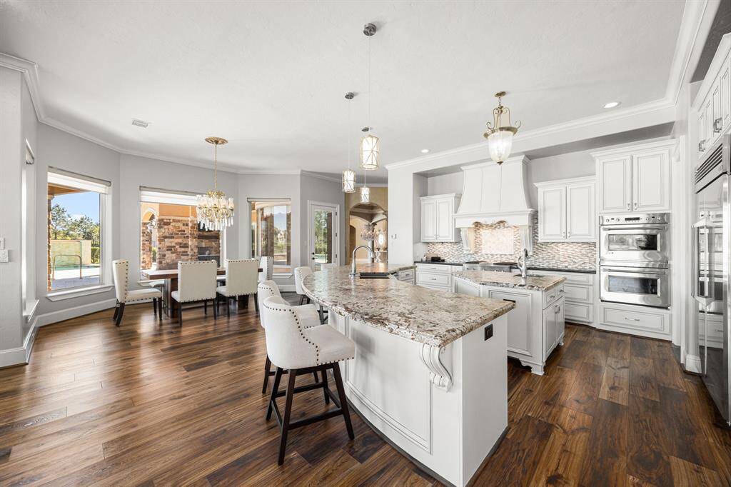 Inspiring architectural details & luxurious high-end finishes create an alluring yet inviting atmosphere. Adjacent to the kitchen sits a spacious breakfast area wrapped in windows that offer an abundance of light.