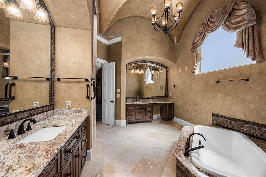 A lavish spa-bath that invites you to unwind & indulge. An opulent space that exudes luxury where Illustrious walls & groin vault ceilings elevate the grandeur.