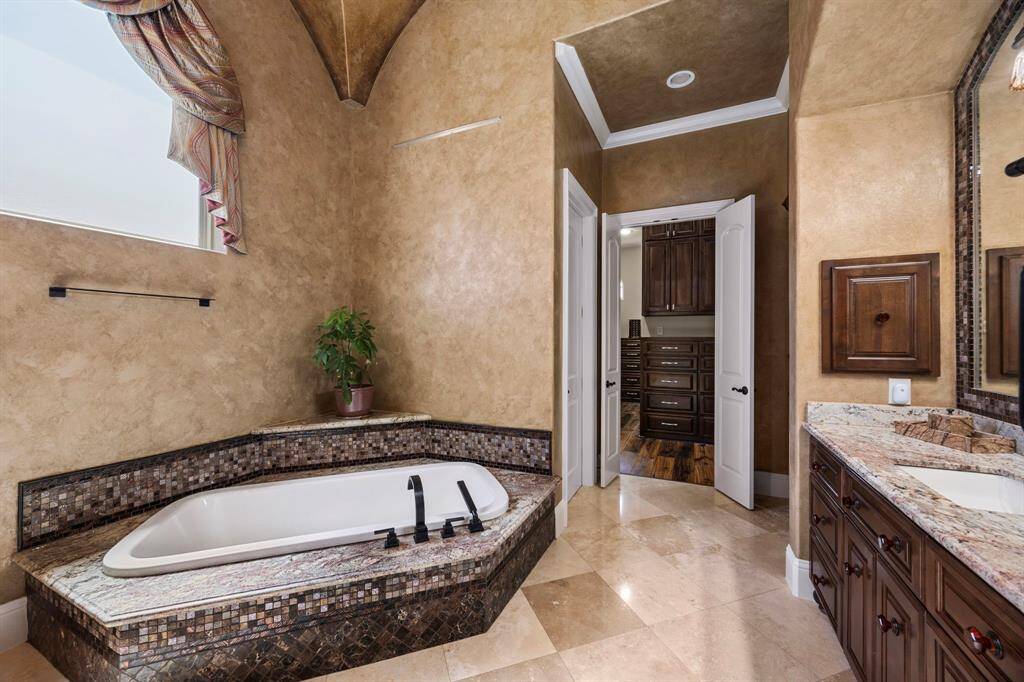 Beautiful details surround you & offer a lavish spa experience. A peek into the spacious boutique-designed closet that will impress even the most discerning of tastes. A grand closet that allows for optimal organization.