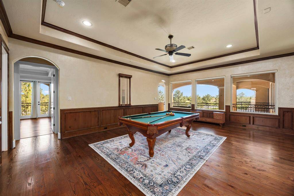 Light fills the room from every angle, surrounding you with incredible views.