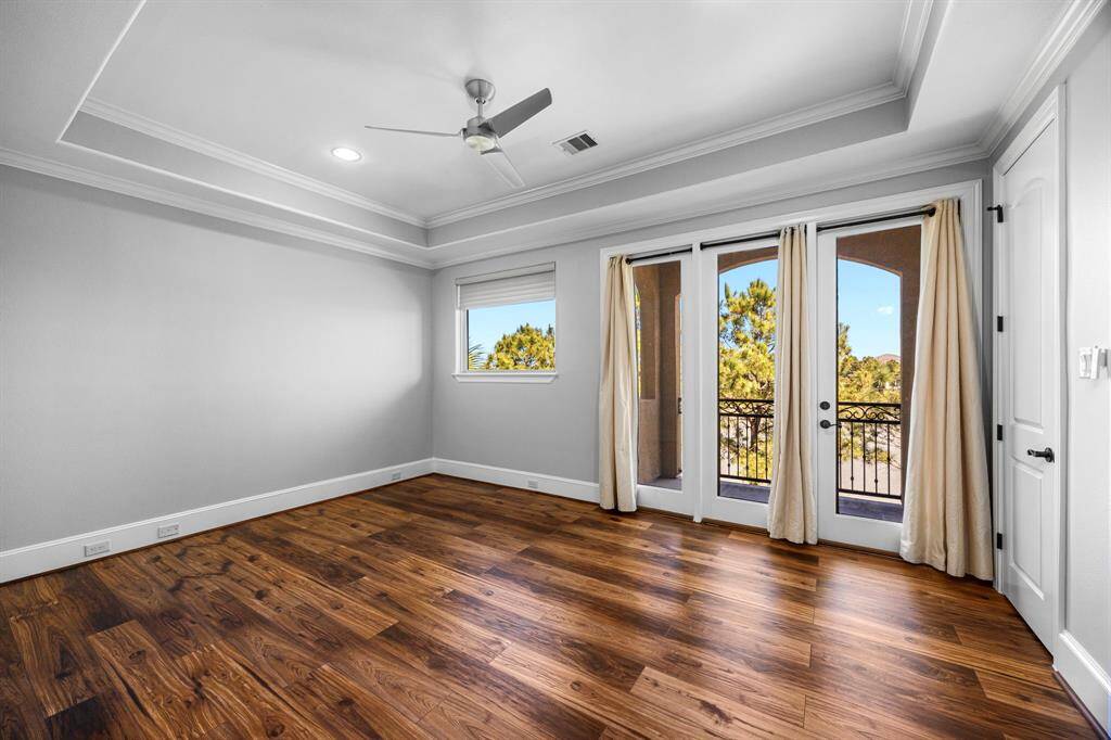 Bedroom suite 4 also offers a private veranda overlooking the lake & is located upstairs just off the game room.This suite features a full glass panel door with glass side panels allowing light to pour into the room. Enhanced with tray ceilings, luxury flooring & a Minka fan.