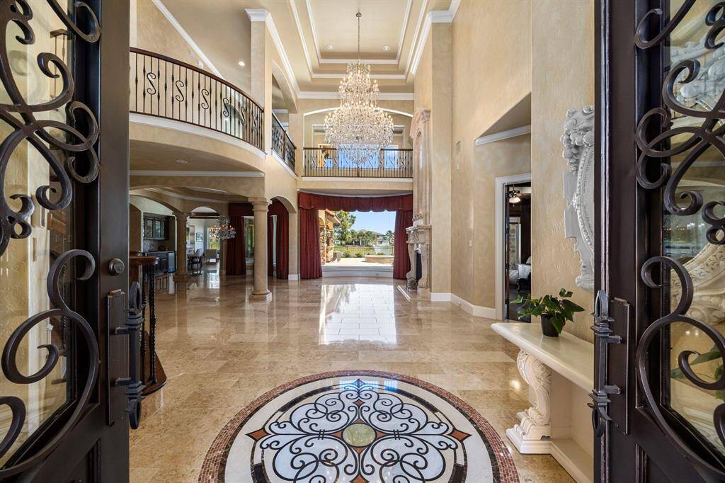 The foyer offers an impressive setting with wonderful scale & reflects the architectural grandeur you expect.