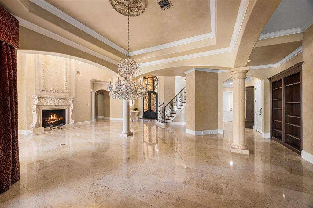 An incredible place to entertain guests. The dining room can accommodate lavish dinner parties or family gatherings.