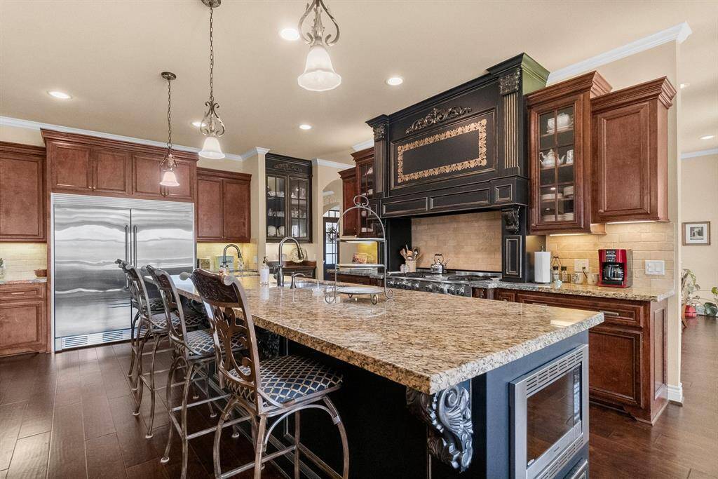 Chef's kitchen with large island and breakfast bar.