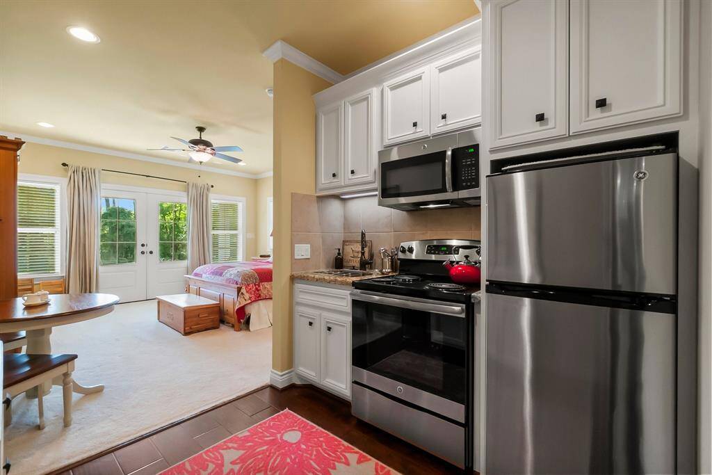 Full kitchen in guest suite.
