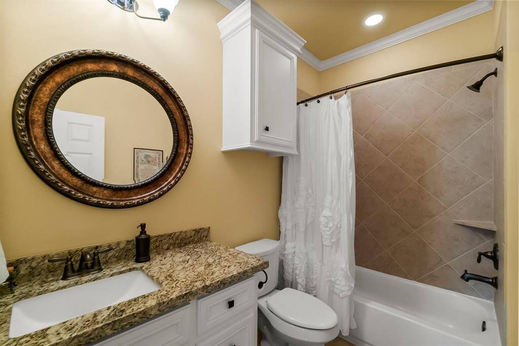 Bathroom to bedroom 4 in guest suite.