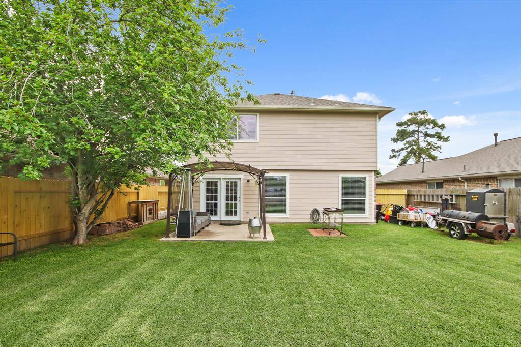 This is a great backyard for the week-end hangouts and letting the kids run around.