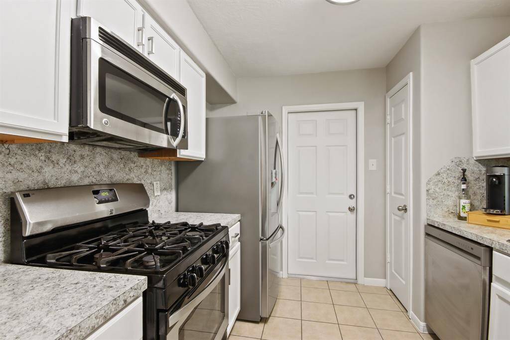 Stainless steel appliances bring a sleek and modern aesthetic to the kitchen, while also offering top-of-the-line performance and durability.