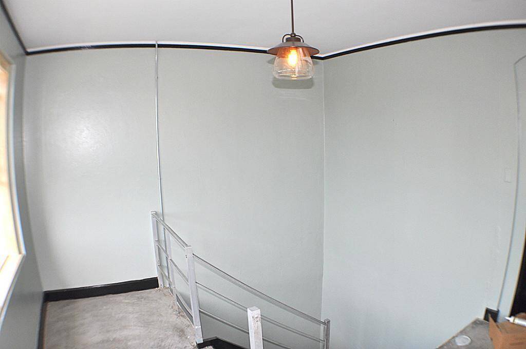 Private entry and landing on the second floor.