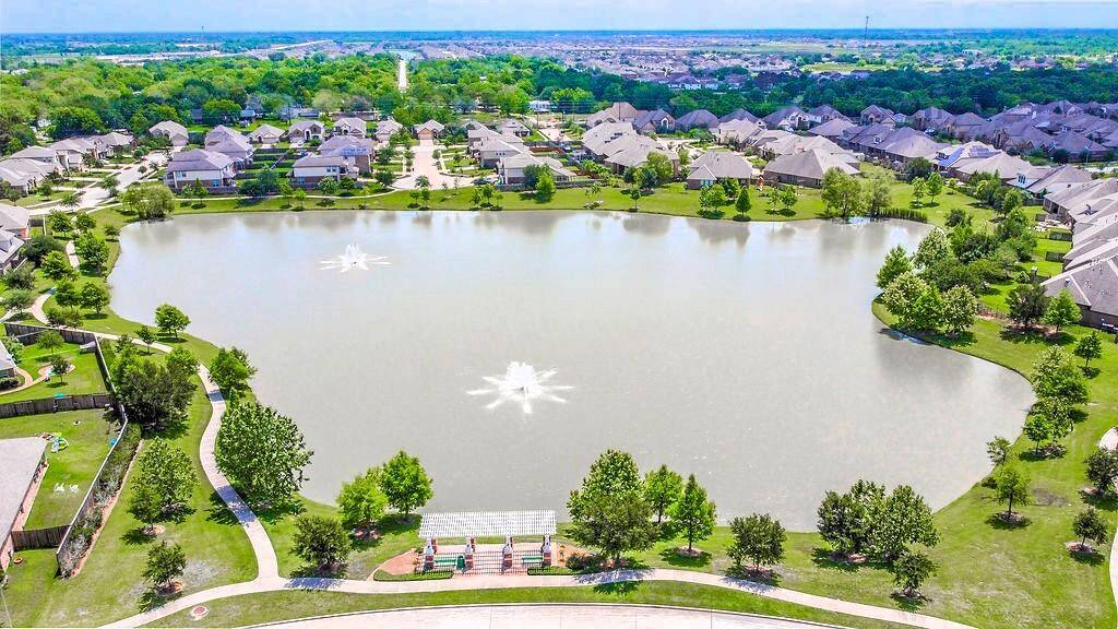 Beautiful Lakes throughout the Neighborhood!