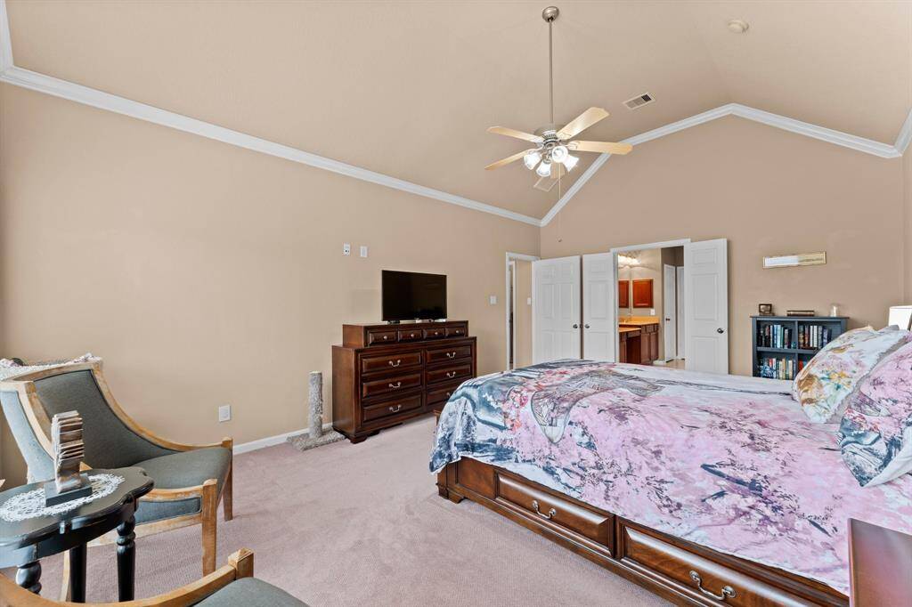 Double-doors lead into the ensuite bathroom