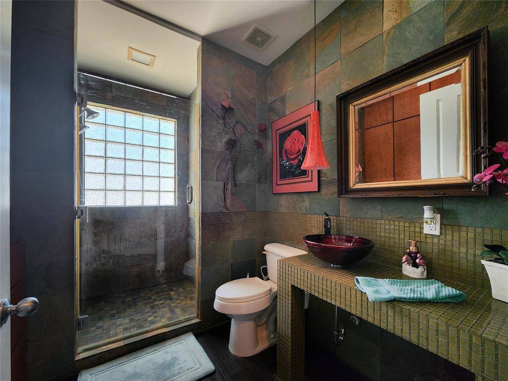 Beautiful guest bathroom.