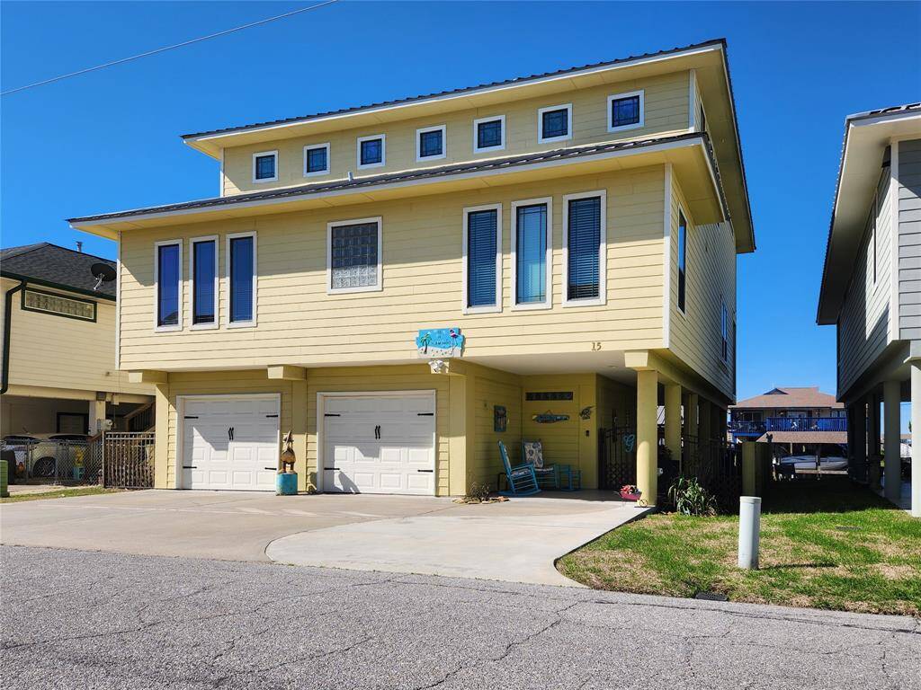Front of the house has lots of parking.
