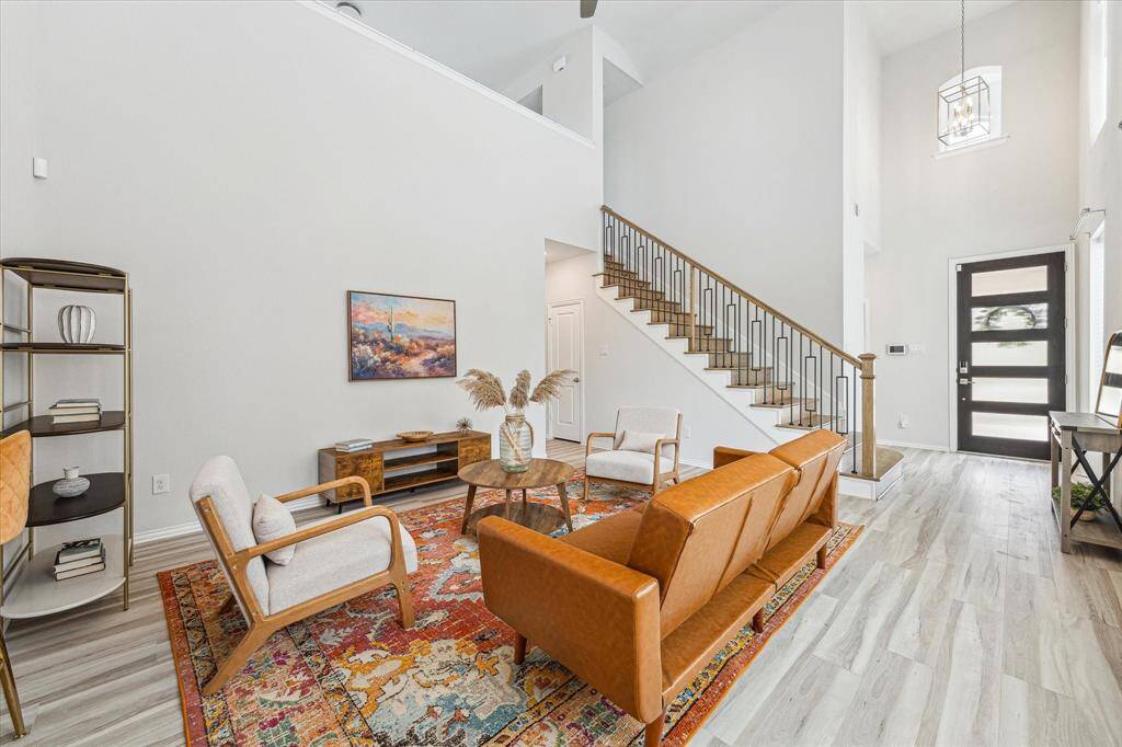 The open floor plan joins the dinning area, kitchen and living room seamlessly with incredible natural light.