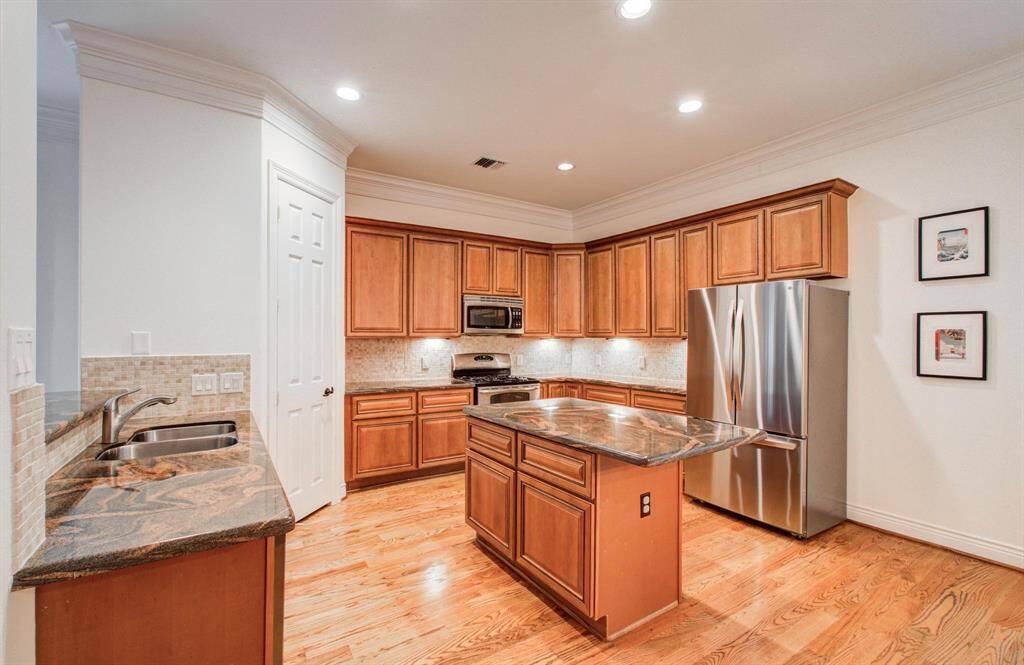 This chef’s kitchen offers a phenomenal layout with generous counter space, a walk-in pantry, ample cabinetry, and stainless steel appliances.