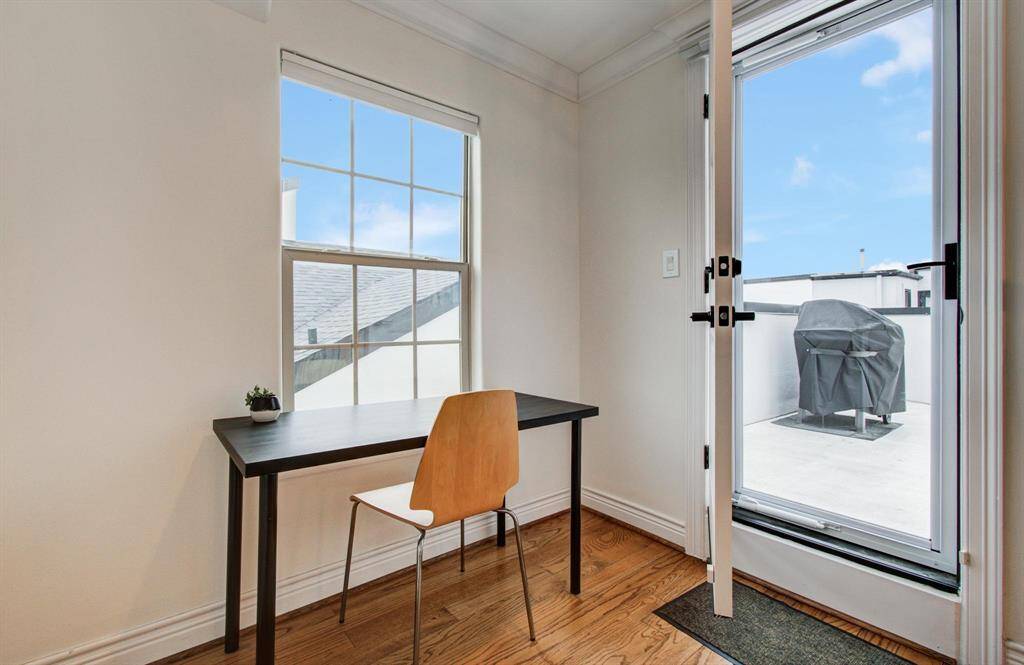 As you reach the fourth floor, you’ll find a cozy nook—perfect for a home office or sitting area—situated right next to the rooftop deck for seamless indoor-outdoor living.