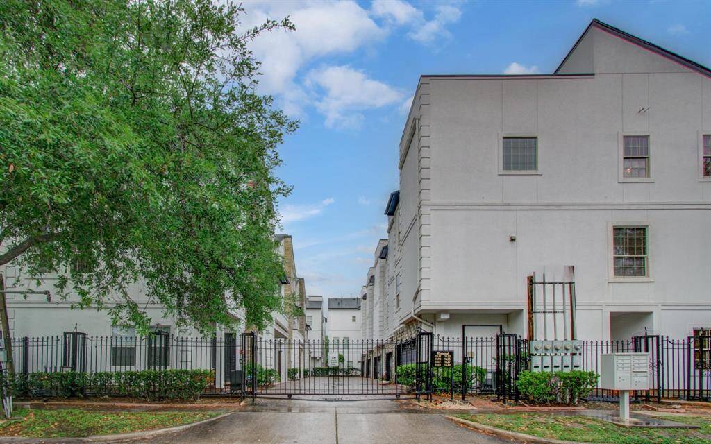 1515 Rosewood is nestled on a quiet, tree-lined street in a well-maintained gated community. With plenty of street parking for guests and walkability to Hermann Park, this beautifully cared-for home offers the perfect blend of privacy, charm, and convenience.