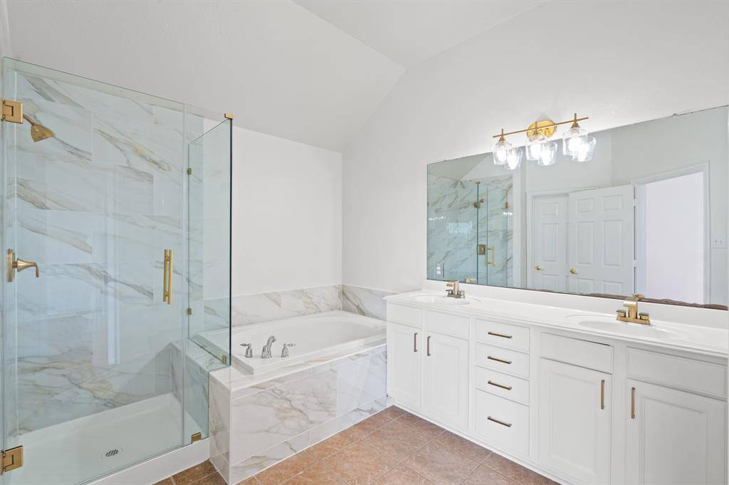 Beautifully updated ensuite bath