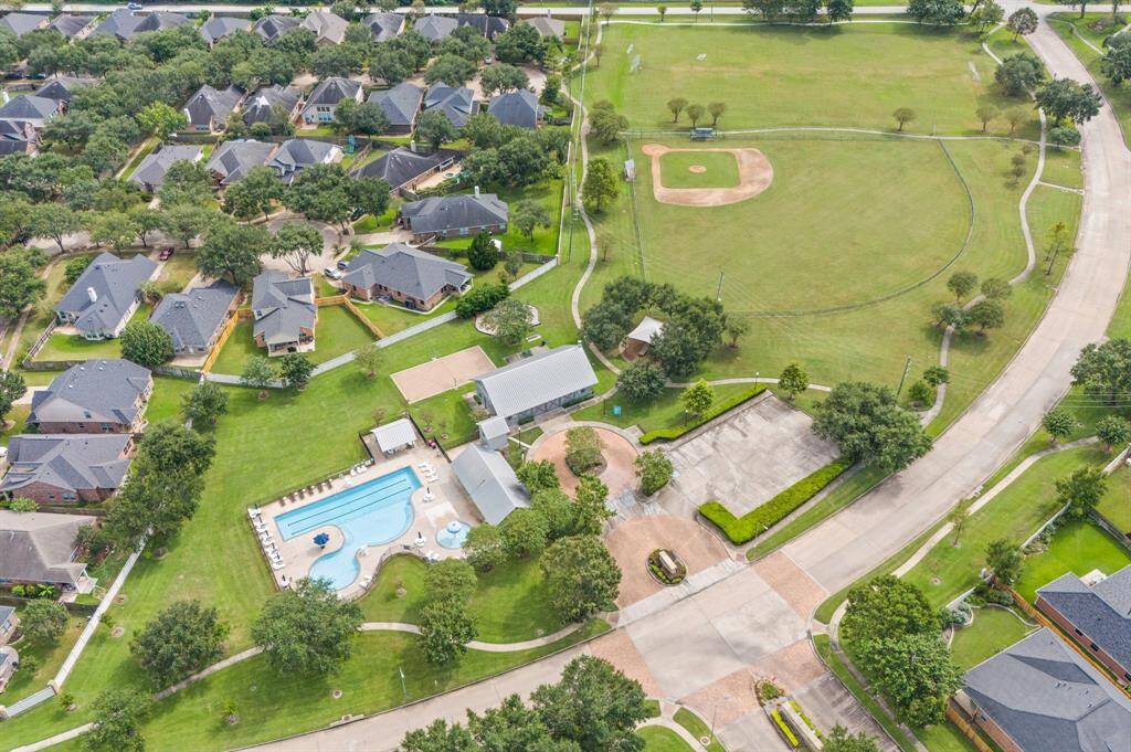 Community pool, parks and many amenties