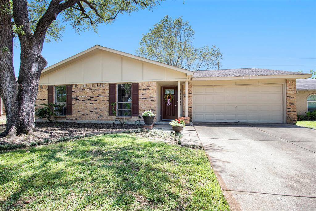 Welcome to 16811 Great Glen Dr. in the Established Neighborhood of Glencairn