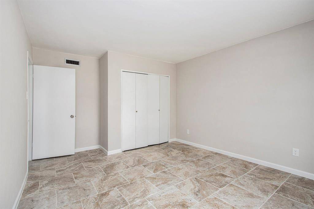 Secondary Bedroom - 11'7"x15'6"
