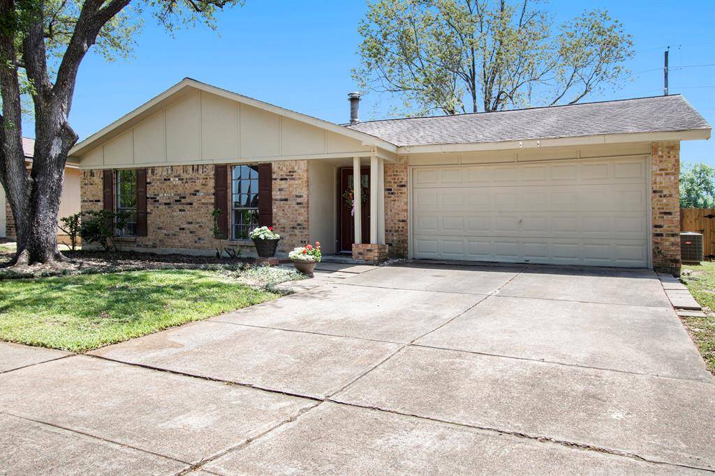 This 1 Story All Brick Home is Ready for a New Homeowner