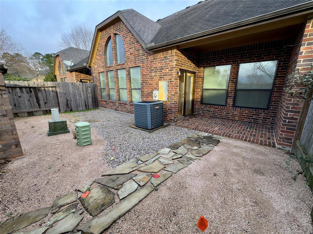 Covered Back patio! Minimal maintenance!