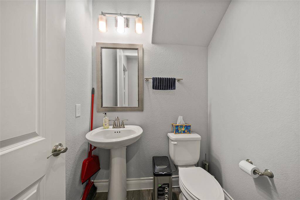 Half bathroom nearby the Study for added convenience.