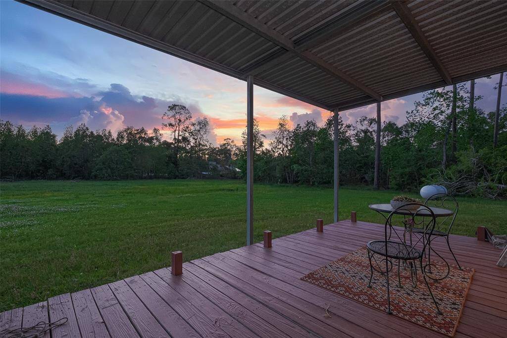 Quiet evenings on back deck, perfect to enjoy sunsets!
