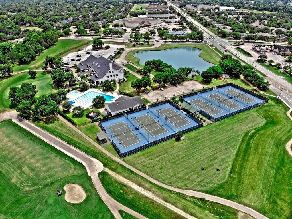 exclusive opportunities to our members, like a 27-hole champion golf course, as well as fitness centers and recreational activities featuring outdoor tennis courts and a club swimming pool.