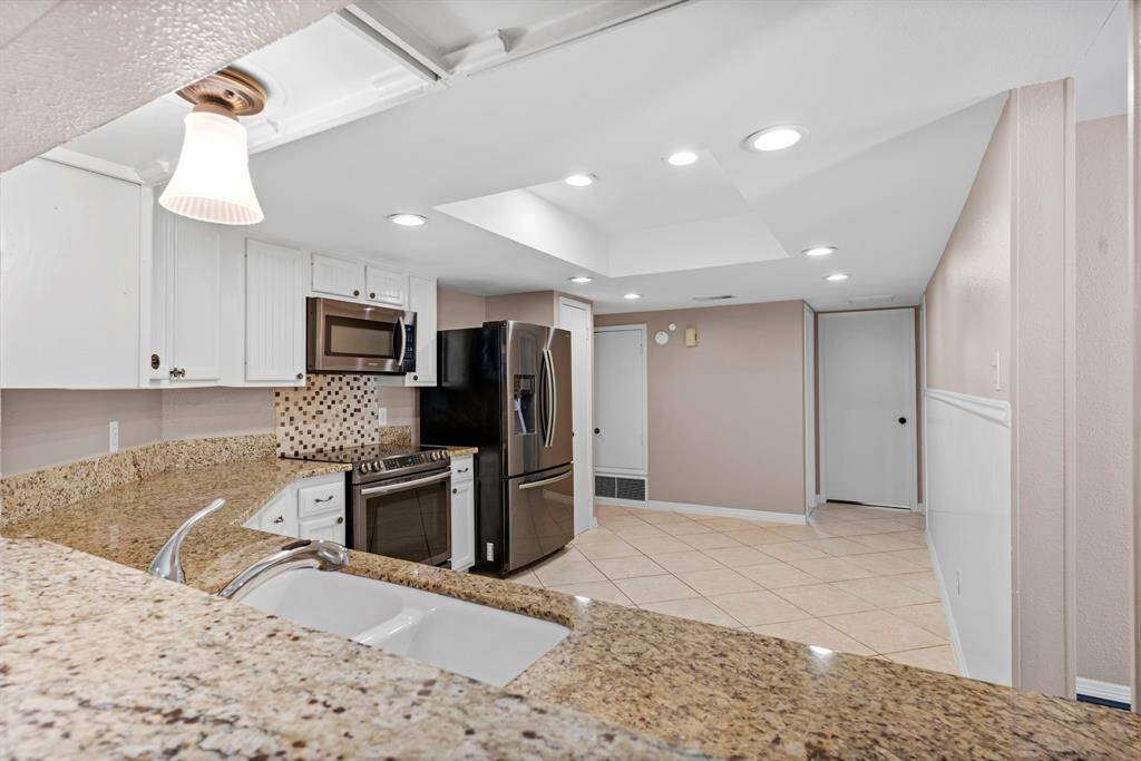 Enjoy relaxing at the huge breakfast bar!  Stunning granite countertops and more!