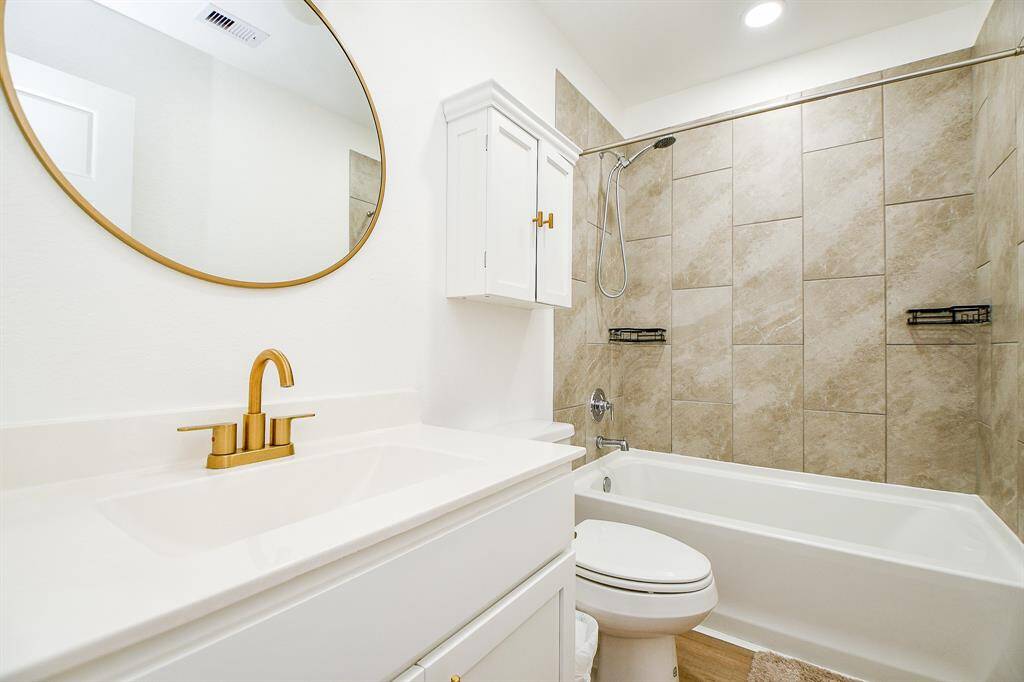 The guest bathroom is a perfect blend of style and functionality. Featuring modern finishes and a neutral color palette, this space offers a fresh and inviting atmosphere. A sleek vanity with ample storage, elegant lighting, and a beautifully crafted mirror enhance both aesthetics and convenience.