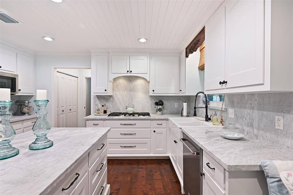 A chef's dream, the 5 burner built in gas cooktop and custom vent hood provide for the ultimate cooking experience.