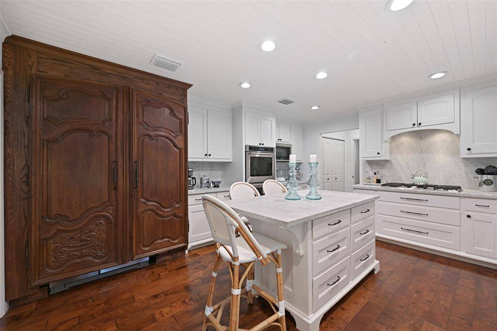 Notice your new KitchenAid stainless steel appliances. This double ovens allow you to prepare Thanksgiving feasts and more!
