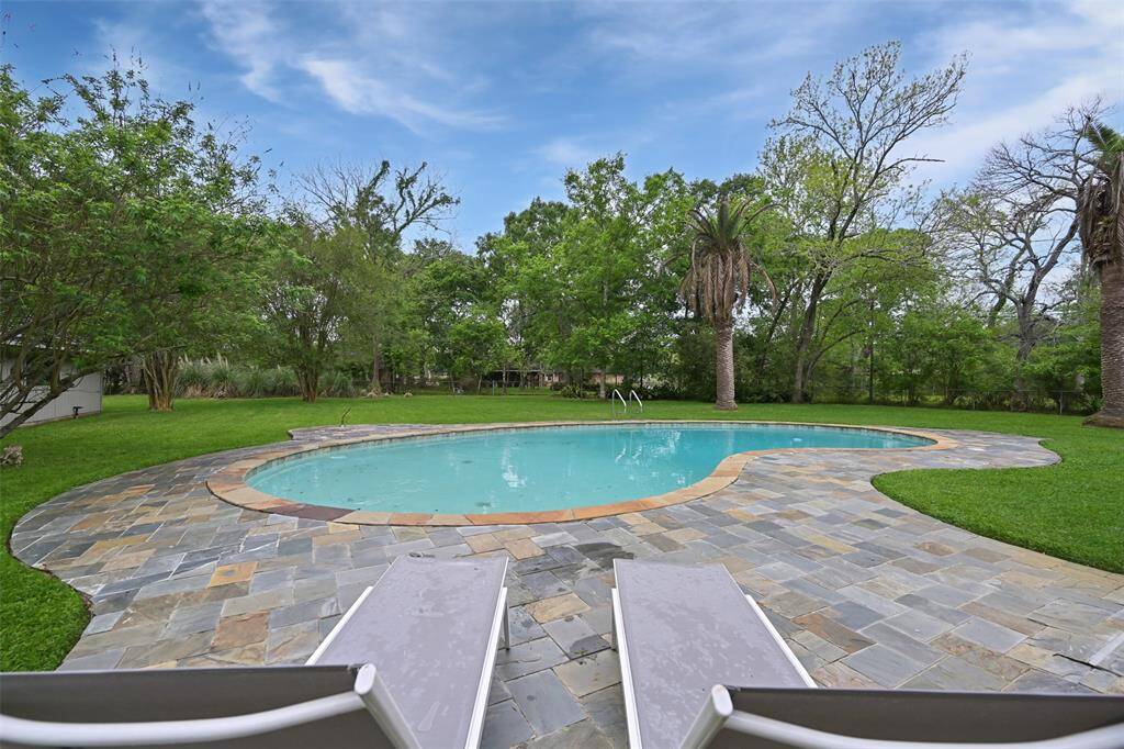 This yard is truly a rare find in Pearland- calm, peaceful, and serene!
