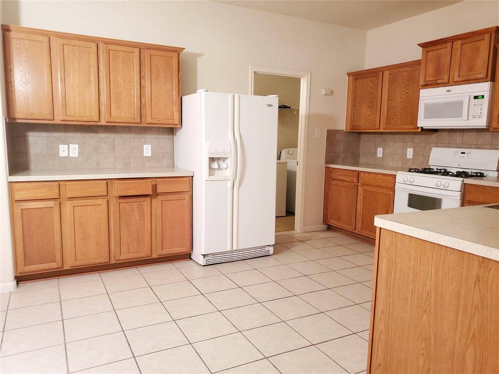 This kitchen has utility room right next to it for your convenience, great floor plan!