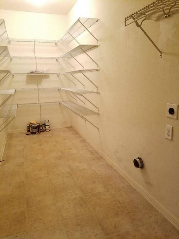 Utility room with a lot of storage space