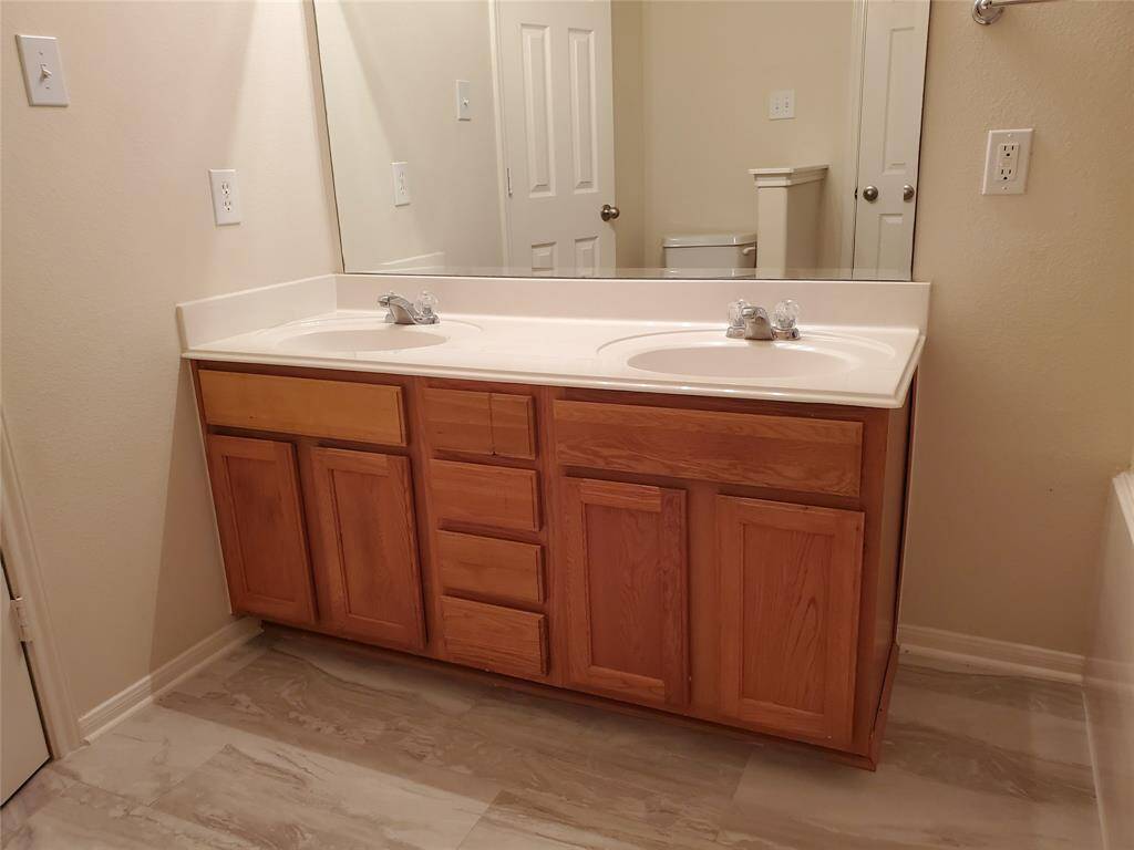 Double sinks in the master bathroom