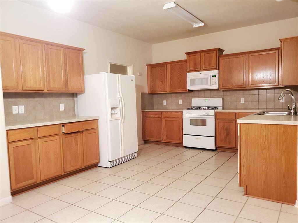 Great size of kitchen with lots of cabinet and storage, fridge included