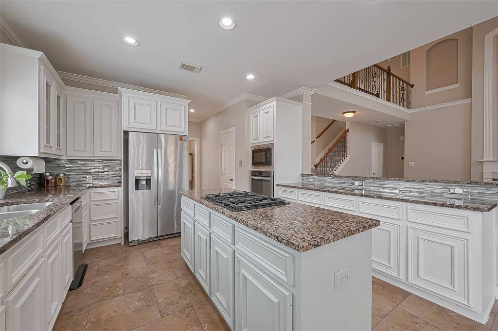Functional layout in this stunning kitchen with can lights