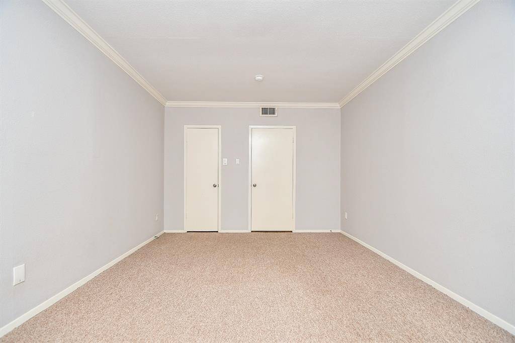 Just imagine all the decorating options this capacious bedroom offers.