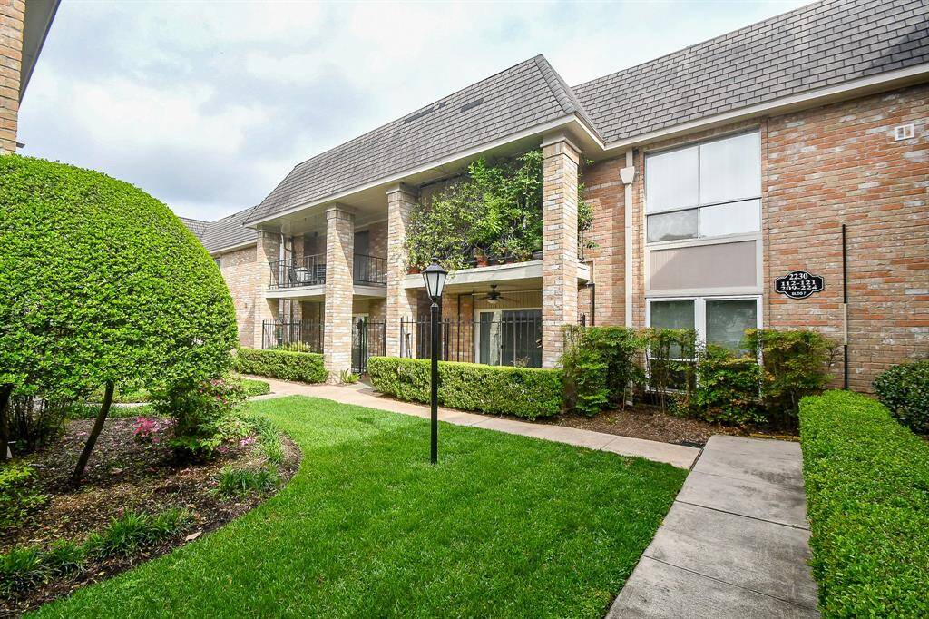 The grounds at the Deerwood are beautiful and provide a lovely entrance to the condo.