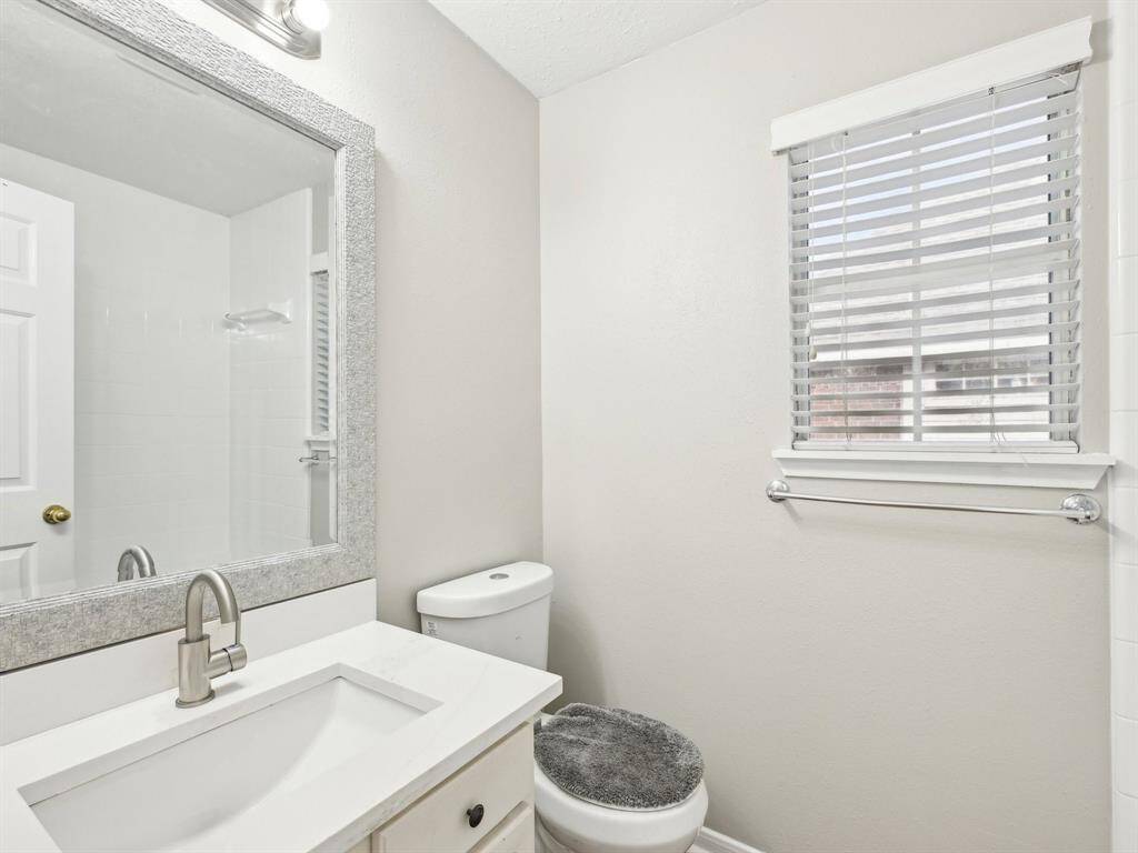 This is the 2nd sink of the bathroom, it's located where the tub/shower is.