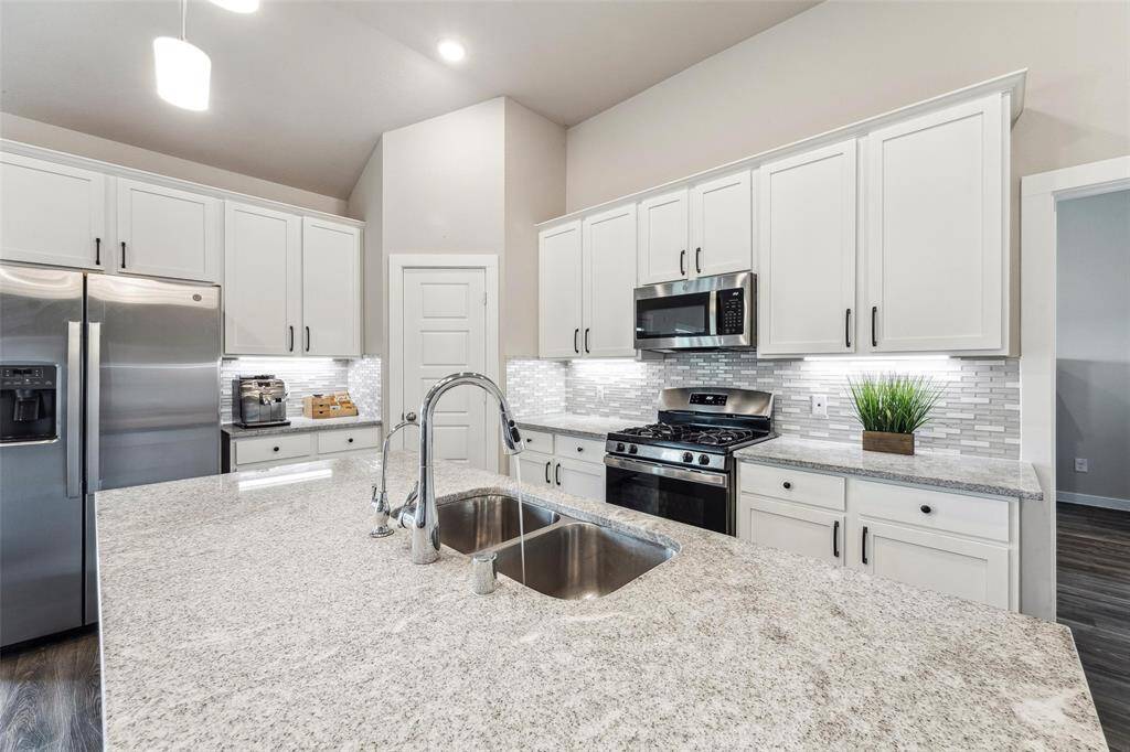 Showing off the upper-level granite & backsplash