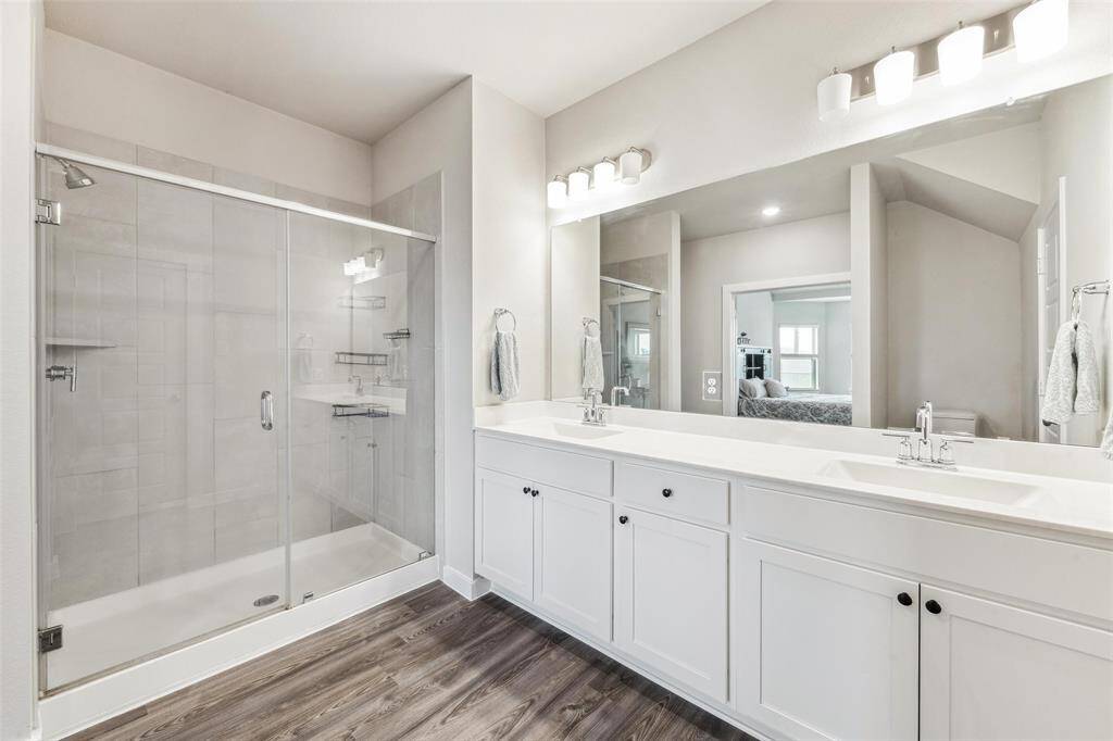 Primary en-suite bath with dual sinks